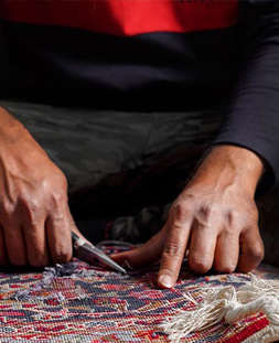 رفو گری قالی در قالیشویی دارآباد